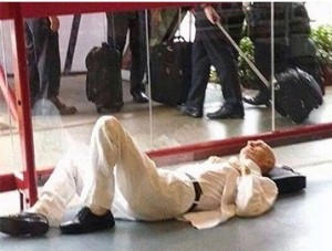 Ariano Suassuna esperou voo deitado no Aeroporto de Brasília