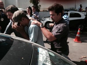 Caseiro do coronel Malhães é conduzido pela polícia após sua prisão (Foto: Guilherme Brito/G1)