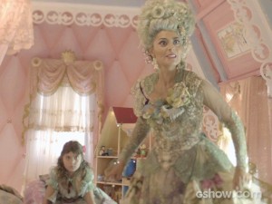 Catarina está revoltada com a tristeza da filha (Foto: Meu Pedacinho de Chão/TV Globo) Catarina está revoltada com a tristeza da filha (Foto: Meu Pedacinho de Chão/TV Globo)