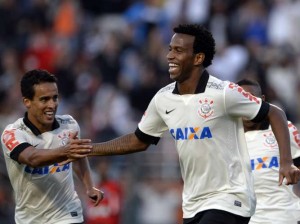 Corinthians controla Flamengo e vence despedida do Pacaembu