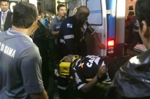 Éverton Costa depois de ser retirado de campo de ambulância ficará internado por três dias Éverton Costa depois de ser retirado de campo de ambulância ficará internado por três dias