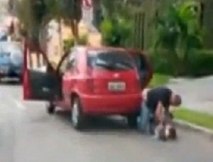 Crime ocorreu na tarde de quinta-feira (24) em uma rua de Curitiba. Policial algemou e matou a namorada e depois atirou contra si