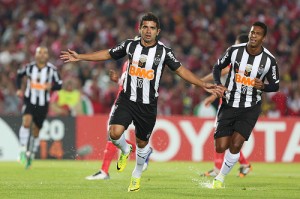 Na luta pelo bi, Galo empata em Bogotá e garante classificação antecipada