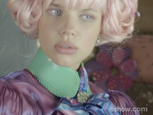 Juliana acha que aquilo deve ser uma estranha brincadeira (Foto: Meu Pedacinho de Chão/TV Globo)