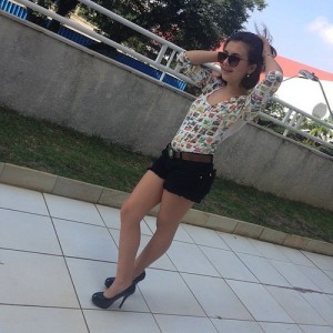 Klara Castanho de salto alto e shortinho causa polêmica na rede