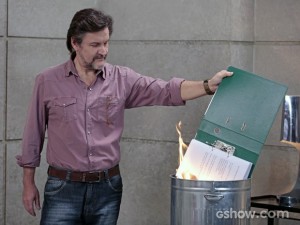 LC queima o dossiê! (Foto: Felipe Monteiro/TV Globo)