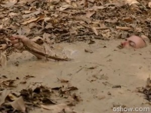 Heloísa e Thomaz ajudarão os seguranças a saírem da lama gulosa (Foto: Além do Horizonte / TV Globo) Heloísa e Thomaz ajudarão os seguranças a saírem da lama gulosa (Foto: Além do Horizonte / TV Globo)