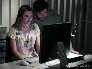 Lili e Marlon ficam sabendo que o dossiê foi roubado (Foto: Felipe Monteiro/TV Globo)