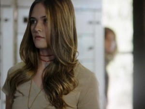 Sem desconfiar que está sendo observada, Lili copia dados sobre a máquina (Foto: Além do Horizonte/TV Globo) Sem desconfiar que está sendo observada, Lili copia dados sobre a máquina (Foto: Além do Horizonte/TV Globo)