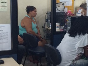 Mãe da jovem foi presa por agentes da Delegacia Especial de Atendimento à Mulher (Deam) (Foto: Lívia Torres/G1)