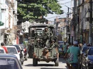 Terceiro dia de ocupação militar da Maré teve protestos e tiros