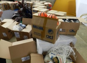 Alunos da APAE de Itaperuna recebem materiais esportivos