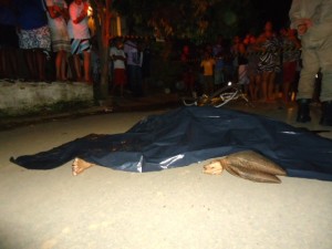Mulher é atropelada no Surubi em Itaperuna e morre no local - Fotos: Adilson e Vânia Ribeiro/Blog do Adilson Ribeiro