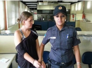 Mulher presa em Miracema com maconha 01