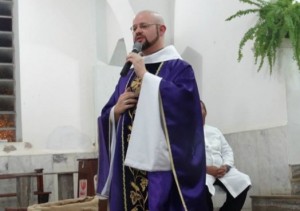 Falso padre celebra missa em Laje do Muriaé e Porciúncula, e acaba na delegacia