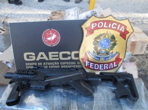 Agentes da Polícia Federal apreenderam material entorpecente e armamento com Capoeira (Foto: Divulgação/ Polícia Federal)