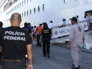 Onze pessoas são resgatadas do navio MSC Magnifica (Foto: Rogério Paiva/Divulgação)