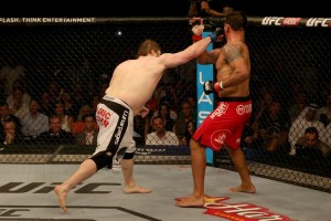 Roy Nelson nocauteia Minotauro que vai para um hospital em Abu Dhabi