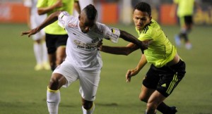 Com polêmica em gol, Santos empata com o Sport na Vila