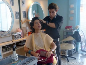 Presta atenção, Serguei! A cliente queria cabelo loiro, e não castanho! (Foto: Malhação/ TV Globo) Presta atenção, Serguei! A cliente queria cabelo loiro, e não castanho! (Foto: Malhação/ TV Globo)