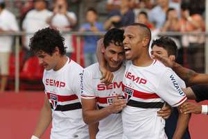 São Paulo goleia o Botafogo na estreia pelo Brasileirão 2014 São Paulo goleia o Botafogo na estreia pelo Brasileirão 2014