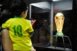 Taça da Copa do Mundo de 2014 chega ao Brasil