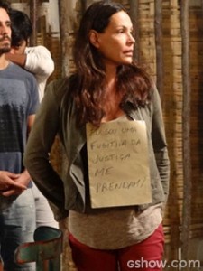 LC mandará Tereza para Tapiré com cartaz preso ao corpo (Foto: Além do Horizonte / TV Globo) LC mandará Tereza para Tapiré com cartaz preso ao corpo (Foto: Além do Horizonte / TV Globo)