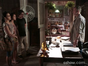 Celina, Fátima e Rafa pedem a ajuda de Kléber (Foto: Felipe Monteiro/TV Globo)