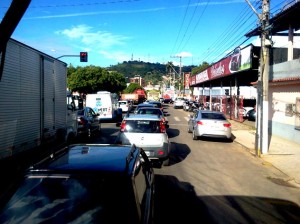 Obras no centro deixa trânsito tumultuado em toda a cidade de Itaperuna