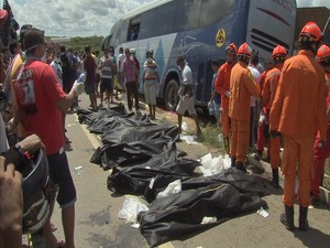 Ônibus capota mata pelo menos 18 pessoas e deixando várias feridas