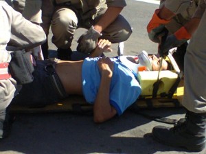 Homem tem fratura exposta em acidente entre moto e carro em Itaperuna, RJ