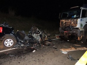Impacto foi tão forte que pedaços do carro ficaram presos na carreta (Foto: Jociano Garofolo/Arquivo pessoal)