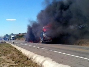 Quatro pessoas morreram, após acidente entre dois caminhões e um carro de passeio nesta quarta. (Foto: Marcos Bastos/ Site Binho Locutor)