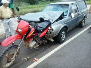 Mulher morre e homem fica ferido em acidente na BR-356