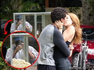 Anita e Ben estão sendo observados e nem desconfiam! (Foto: Malhação/ TV Globo)