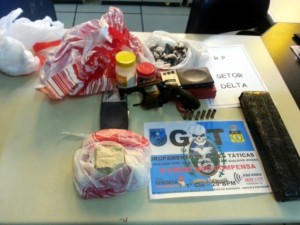 Polícia faz apreensão de drogas e armas em Itaperuna, RJ