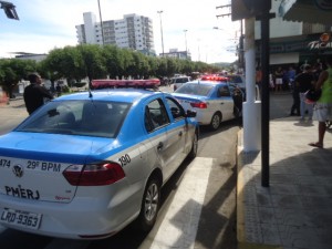 Homens assaltam lanchonete e trocam tiros com a polícia no centro de Itaperuna, RJ