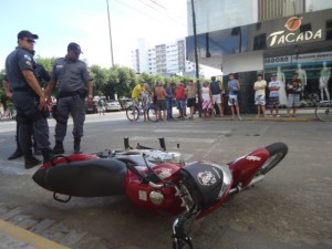 Homens assaltam lanchonete e trocam tiros com a polícia no centro de Itaperuna, RJ