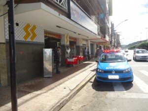 Homens assaltam lanchonete e trocam tiros com a polícia no centro de Itaperuna, RJ