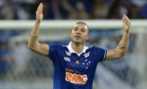 Cruzeiro vence Atlético-PR de virada e assume a liderança do Brasileirão