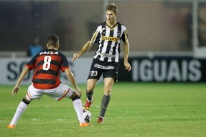 Botafogo sai na frente, mas empata em Macaé com o Vitória-BA