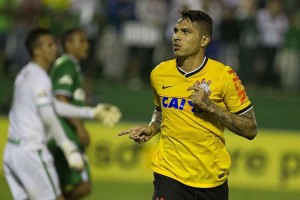 Fora de casa, Corinthians vence a Chapecoense e assume a ponta do Brasileirão