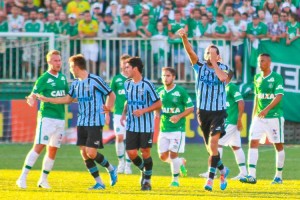 Grêmio bateu a Chapecoense por 2 a 1 em Chapecó