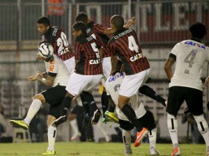 Corinthians e Atlético-PR empatam no Canindé Corinthians e Atlético-PR empatam no Canindé