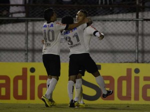 Corinthians vence o Cruzeiro e chega ao G-4 Corinthians vence o Cruzeiro e chega ao G-4
