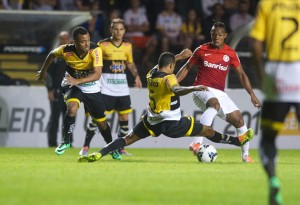 Internacional empata com o Criciúma e lidera isolado o Brasileirão Internacional empata com o Criciúma e lidera isolado o Brasileirão