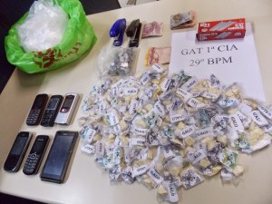 Dinheiro e material do tráfico apreendido em Itaperuna Dinheiro e material do tráfico apreendido em Itaperuna