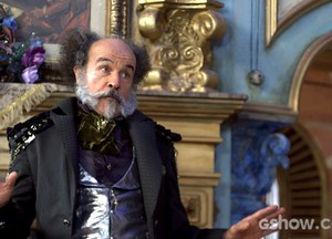 Epaminondas visita a venda de Giácomo e revela que Nando será o seu candidato (Foto: Meu Pedacinho de Chão/TV Globo)