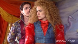 Ferdinando abala Gina (Foto: Meu Pedacinho de Chão/TV Globo) Ferdinando abala Gina (Foto: Meu Pedacinho de Chão/TV Globo)