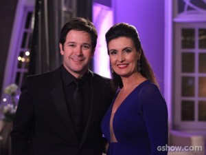 Fátima Bernardes entrega prêmio a Marra (Foto: Carol Caminha / TV Globo)